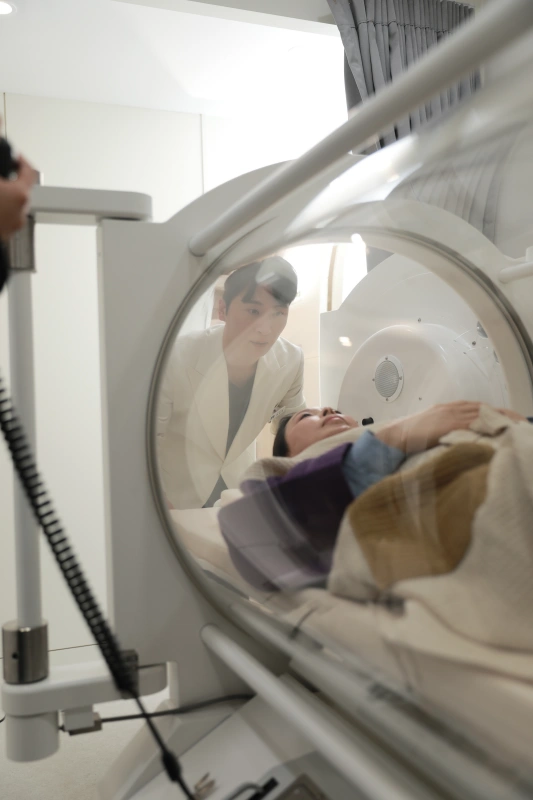 The spacious, transparent, premium multiplace HBOT chamber at Noonopi Plastic Surgery in Gangnam