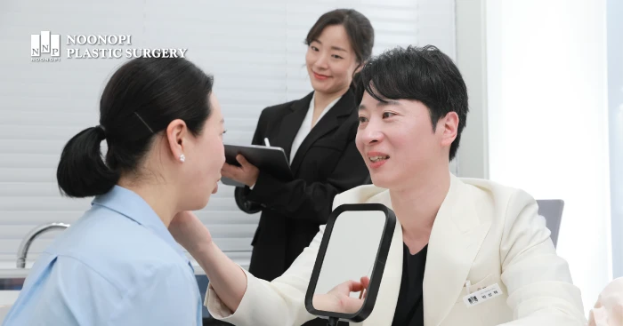 환자와 상담 중인 눈높이성형외과 박성혁 원장